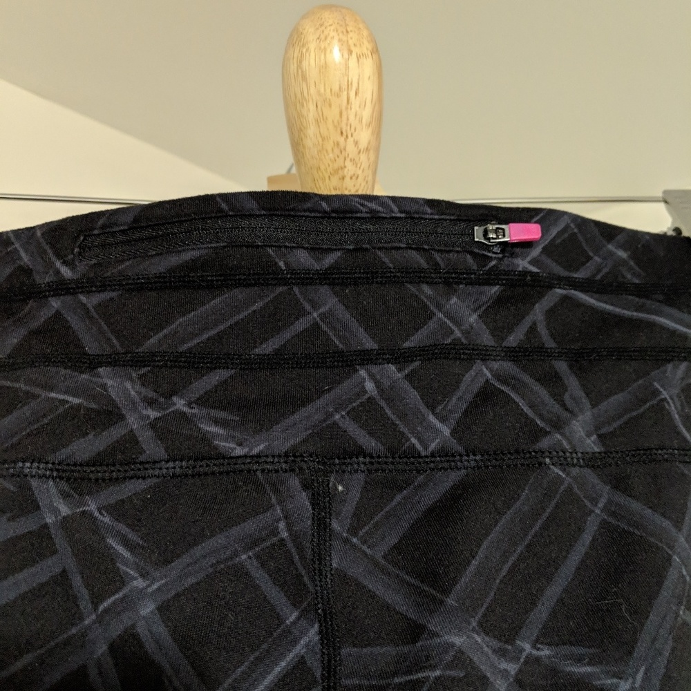 Athleta Black Patterned Chatarunga Capris Crops - image 6